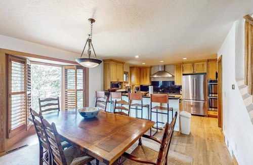 Highland Meadows House | Luxurious Retreat w/Mountain-View Double Deck, Central AC & Two-Sided Fireplace