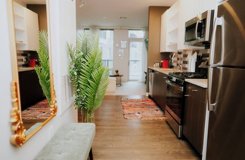 East Cambridge Apartment | “Luxury 2BR Cambridge | Pool + Free Parking”