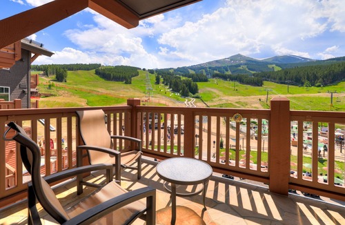 Peak 8 Condo | Luxury 4 Bedroom Steps from Skiing and Winter Activities by RedAwning
