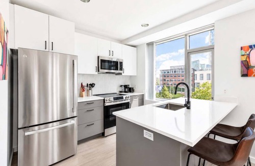 East Cambridge Apartment | Luxury Apt On Canal in Cambridge