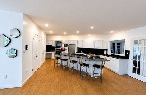 Waterford House | LUXURY COASTAL RETREAT | Walk to Beach. Pool & Sunsets | Sleeps 12