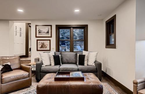 Historic District House | Luxury, Historical Cabin with Hot-tub Near Snow in Carp Breckenridge, Colorado