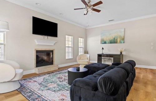 Gillespie Park House | Luxury House Walking Distance to Ocean - Sleeps 12