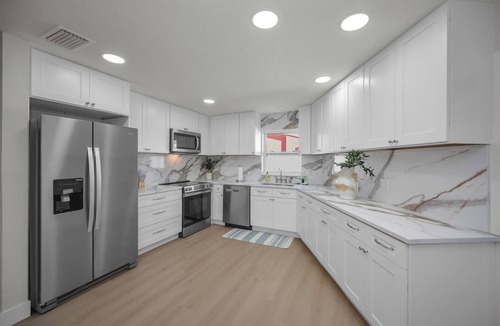 Harbor Hills House | Luxury Modern Home - 8 minutes from the Beach