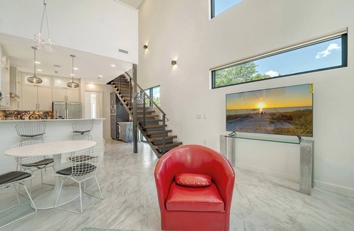 Gillespie Park House | Luxury Park-View Townhome | EV Charger | Walk to Downtown Sarasota/Sleeps 4