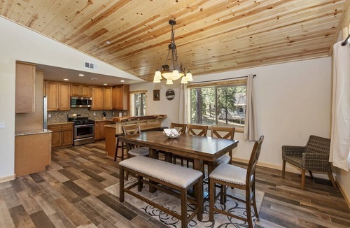 Big Bear Lake Cabin | Luxury! Walk to Meadow Park & the Lake! Near Snow Summit! Foosball Table! Hot Tub!