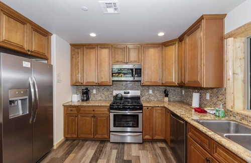 Big Bear Lake Cabin | Luxury! Walk to Meadow Park & the Lake! Near Snow Summit! Foosball Table! Hot Tub!