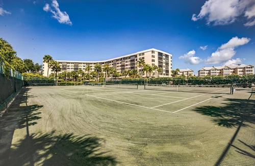 Siesta Key Condo | Luxury Waterfront Condo w/Lanai & Bay Views | Close to Beach & Steps to Heated Pools