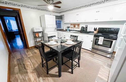 Ansted House | Main Street Stay - NRG - cozy apartment minutes from outdoor adventures