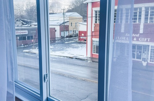 Ansted House | Main Street Stay - NRG - cozy apartment minutes from outdoor adventures