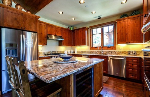 Mammoth Lakes Cabin | Majestic Mountain Escape: Elegant Home with Private Jacuzzi in Mammoth Lakes