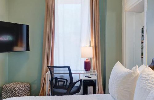 Manayunk Apartment | Manayunk Apt Driveway Parking Sleeps 6 Walkable