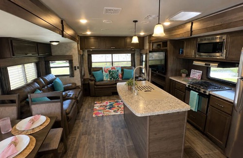 Port Bolivar House | Margaritaville Themed on the Canal – Beach Across the Street RV Gated-Retreat !
