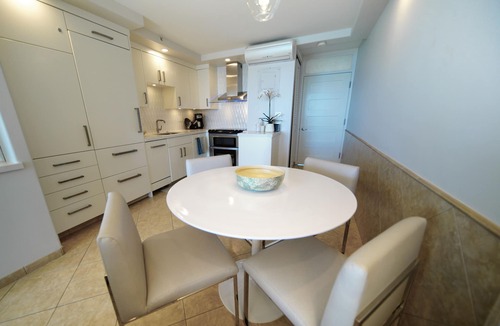 Kihei Condo | Maui/Kihei/Wailea Oceanfront 5-Star Condo: Newly Remodeled Beachfront Bliss