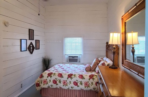 White Lake Cottage | Max's Retreat, Lakefront Charming 3-bedroom cottage in peaceful White Lake