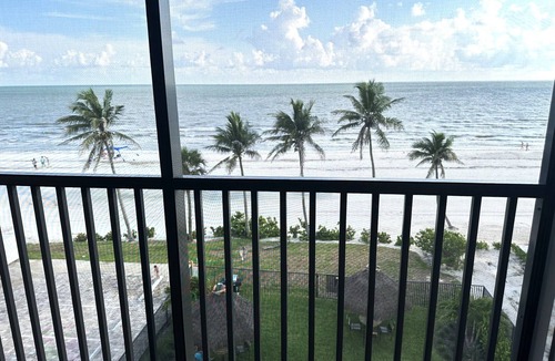 Mid Island Condo | Mid Island, Villa Del Mar! Beautiful Beach front condo, newly renovated!