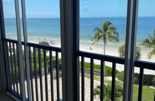 Mid Island Condo | Mid Island, Villa Del Mar! Beautiful Beach front condo, newly renovated!