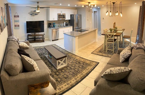South Bradenton Condo | Min to IMG - Heated Pool - Putt Putt - Sleeps 6