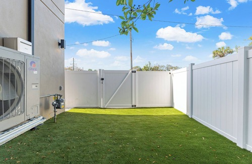 South Seminole Heights House | Modern 2-bedroom Tiny house in Tampa, close to Downtown, Stadiums, and Arena!