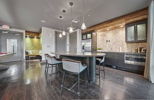 Courier City - Oscawana Apartment | Modern 2BR w Pool Pet-friendly Unit 21