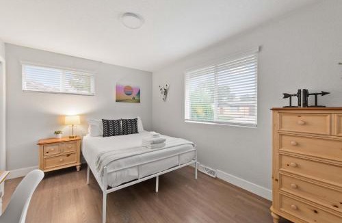 Lamar Heights Area House | Modern 4BR Retreat Private Yard - 10 Min to DEN