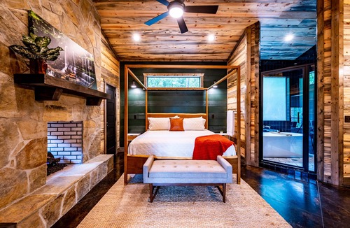 Broken Bow Cabin | Modern and Luxurious Couples Cabin Retreat w/ Hot Tub and Fire Pit