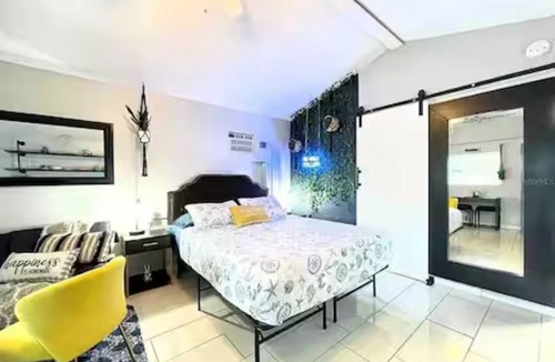 Childs Park Cottage | Modern Beachside Guesthouse in Trendy Downtown
