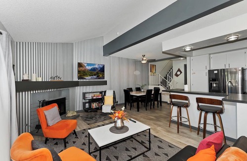 Big Bear Lake Condo | Modern Mountain Design! Pet Friendly! Community Tennis Courts, HOT TUB & Seasonal Pool! Close to Big Bear Marina’s & Village!