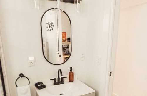 Bethel Cabin | Modern Ski Cabin with King Beds & Hot Tub sleeps 9