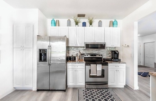 Seffner Community Alliance House | Modern & Spacious Tampa Home 3bed 2bath + backyard Lanai. Great location!