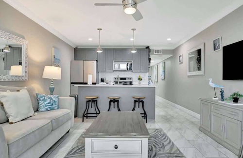 Rocky Point Condo | Modern Tampa Waterfront Condo | Heated Pool & Bar!