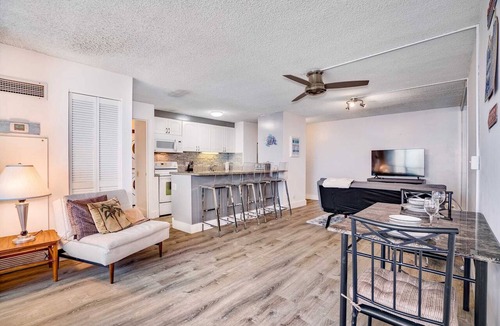 Waikiki Condo | Monthly- Discovery Bay 2203 Ocean/Sunset/Marina/City Views - Q Bed/Twin Sofabed