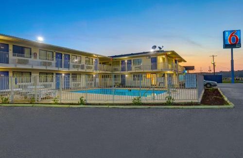 Lumberton Hotel | Motel 6-Lumberton, NC