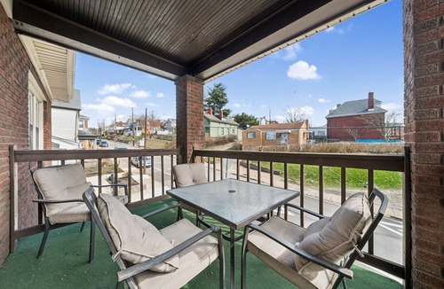 Mount Washington Apartment | Mount Washington Crash Pad- Off Street Parking
