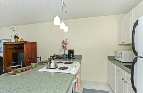 Waikiki Condo | Mountain and Golf Course Views! Washer/dryer, A/C, FREE Wi-Fi and Parking!