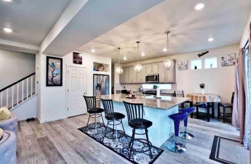 Green Valley Ranch House | Mountain View house with, Jacuzzi, 5 beds 3.5 bath near Airport