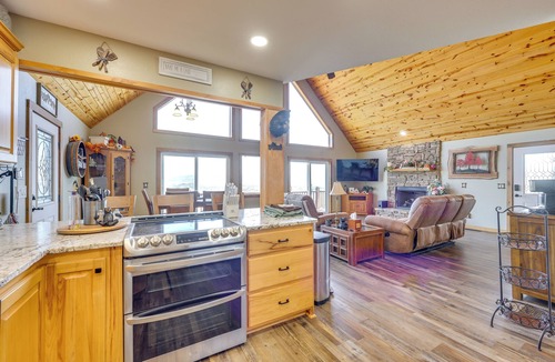 Unaka Cabin | Mountain-View Murphy Cabin w/Shared Fire Pit