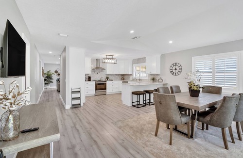 Vamo House | Mova Manor- 4/3 balcony overlooks private backyard