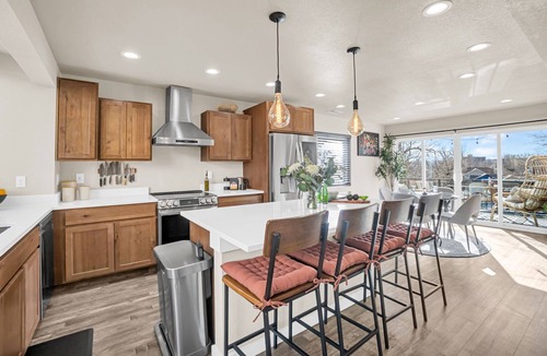 Whittier House | NEW Central 2BR/2.5BA w/Sauna, Walk to Pearl St