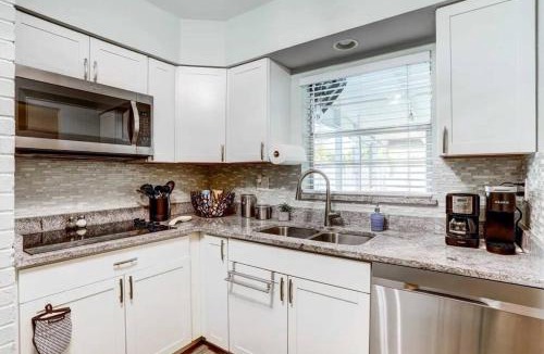 South Pinellas Community Council House | NEW! Cheerful bungalow with hot tub near beaches