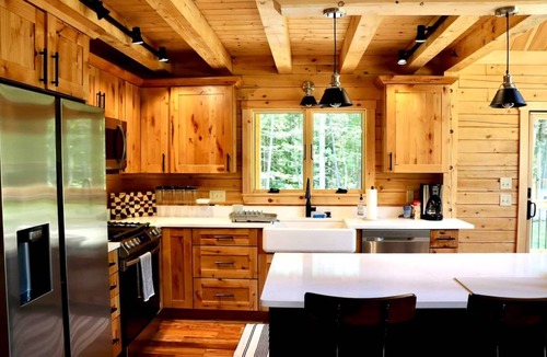 Searsburg Ski Chalet | New Custom Log Home 3BR, Loft, 2.5 Bath, Sleeps 8