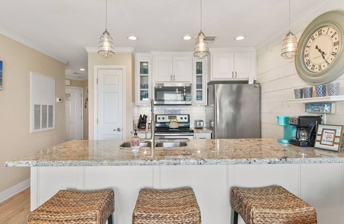 Galveston Condo | NEW Heated Pool & Hot Tub! Updated Condo w W/D