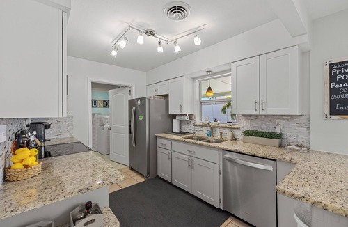 South Venice House | NEW! Private Pool Paradise- Minutes to Multiple beaches! Venice, FL
