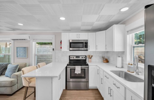 Indian Rocks Beach House | New Sweet Beach Nook Hot Tub Ocean Vibes