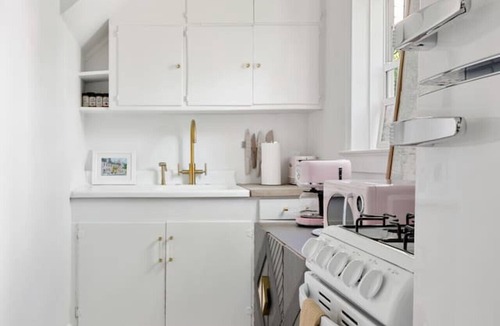 Harleston Village Apartment | New Walk to MUSC in 5 Minutes Chic Downtown Stay