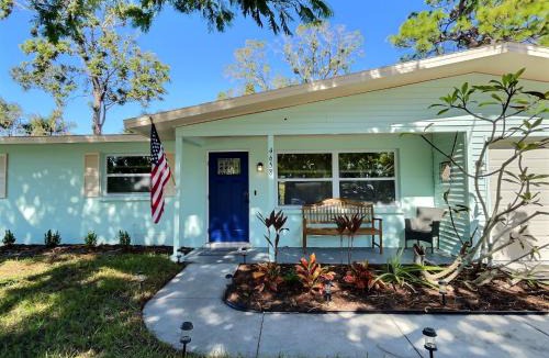 South Gate Ridge House | NEW Warm modern bliss just 10 minutes from Siesta Key beaches and downtown Sarasota