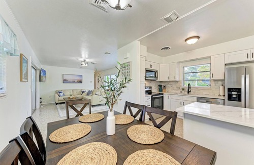 Laurel House | Newly Remodeled Beach Home, only1 mile to Nokomis Beach!
