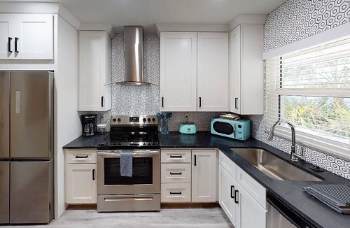 Downtown Apartment | Newly Renovated 1-Bed Apt with Modern High-End Décor and Finishes. Sleeps 3