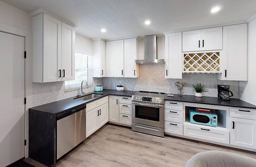 Downtown Apartment | Newly Renovated 1-Bed Apt with Modern High-End Décor and Finishes. Sleeps 3