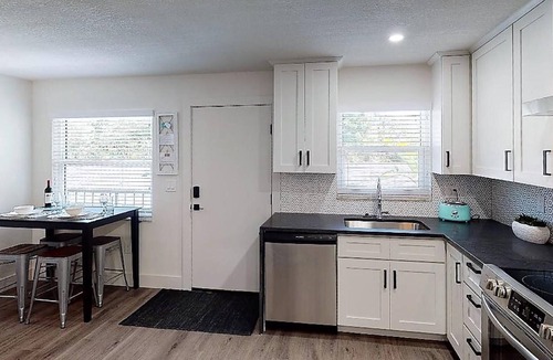 Downtown Apartment | Newly Renovated 1-Bed Apt with Modern High-End Décor and Finishes. Sleeps 3